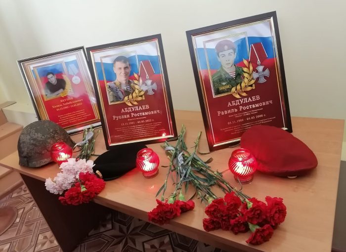 Астраханские патриоты на акции «Парта героев» и почтили память погибших при выполнении воинского долга